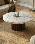 Table basse en bois massif et plateau en terrazzo