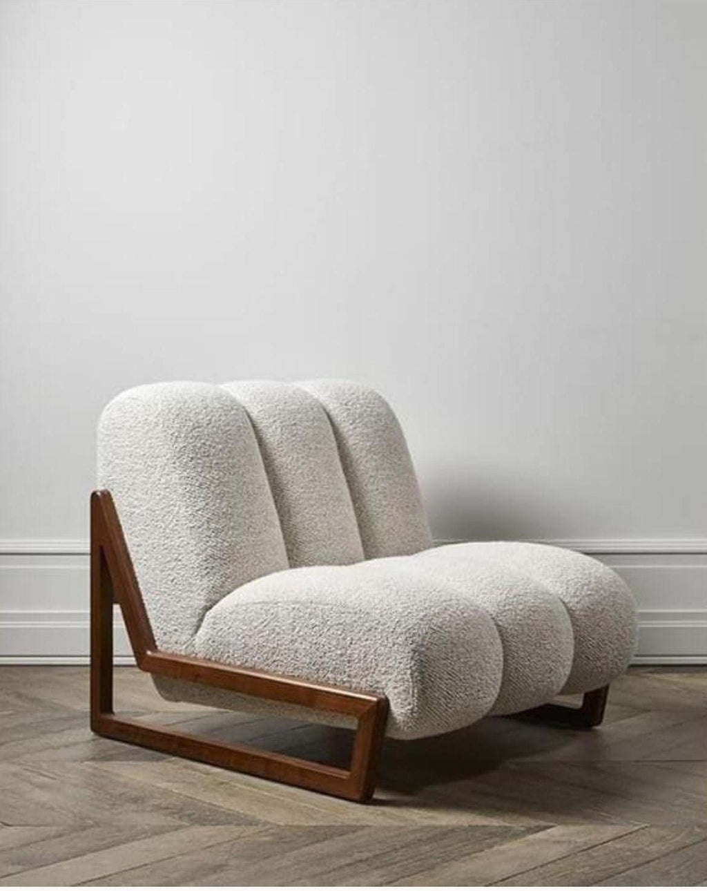 TAROUDANT - Fauteuil Bas Sculptural en Noyer & Bouclé