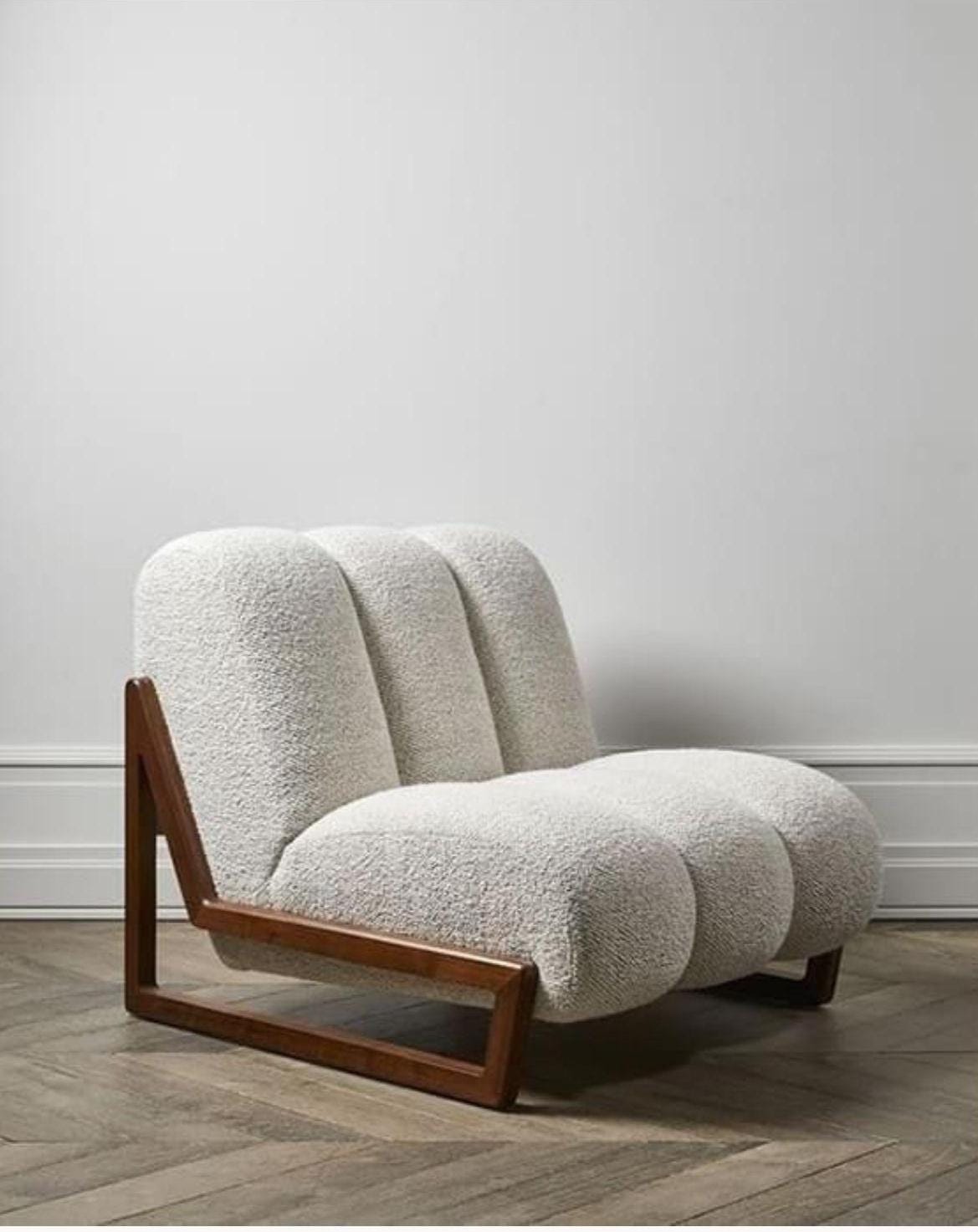 TAROUDANT - Fauteuil Bas Sculptural en Noyer & Bouclé