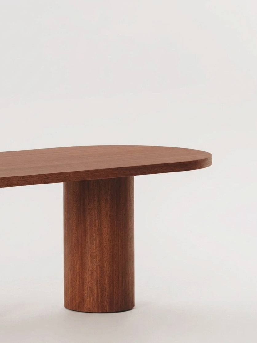 Table en bois massif et plateau ovale