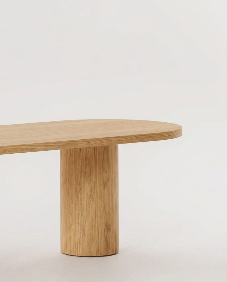 Table en bois massif et plateau ovale