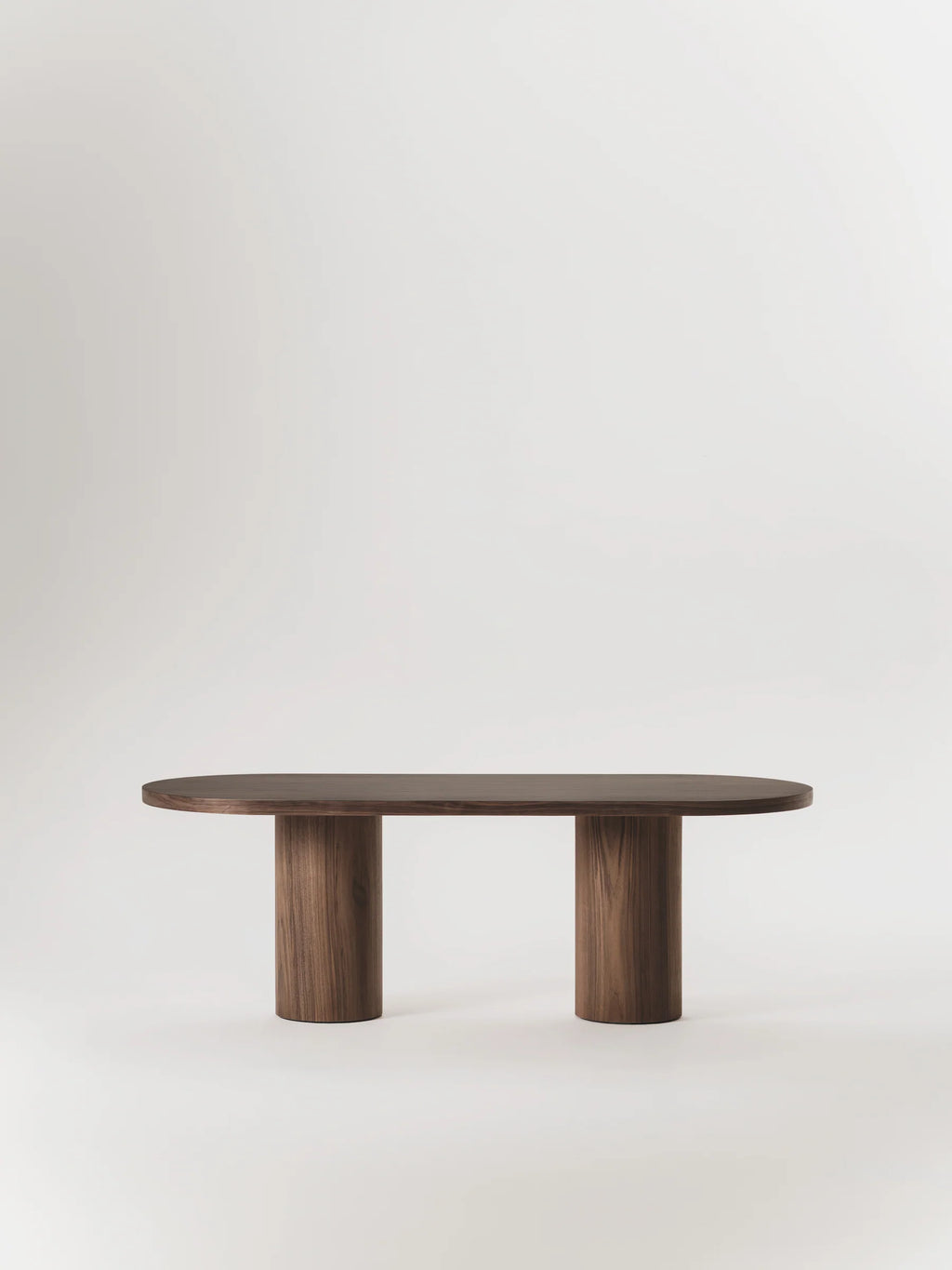 Table en bois massif et plateau ovale
