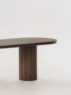 Table en bois massif et plateau ovale