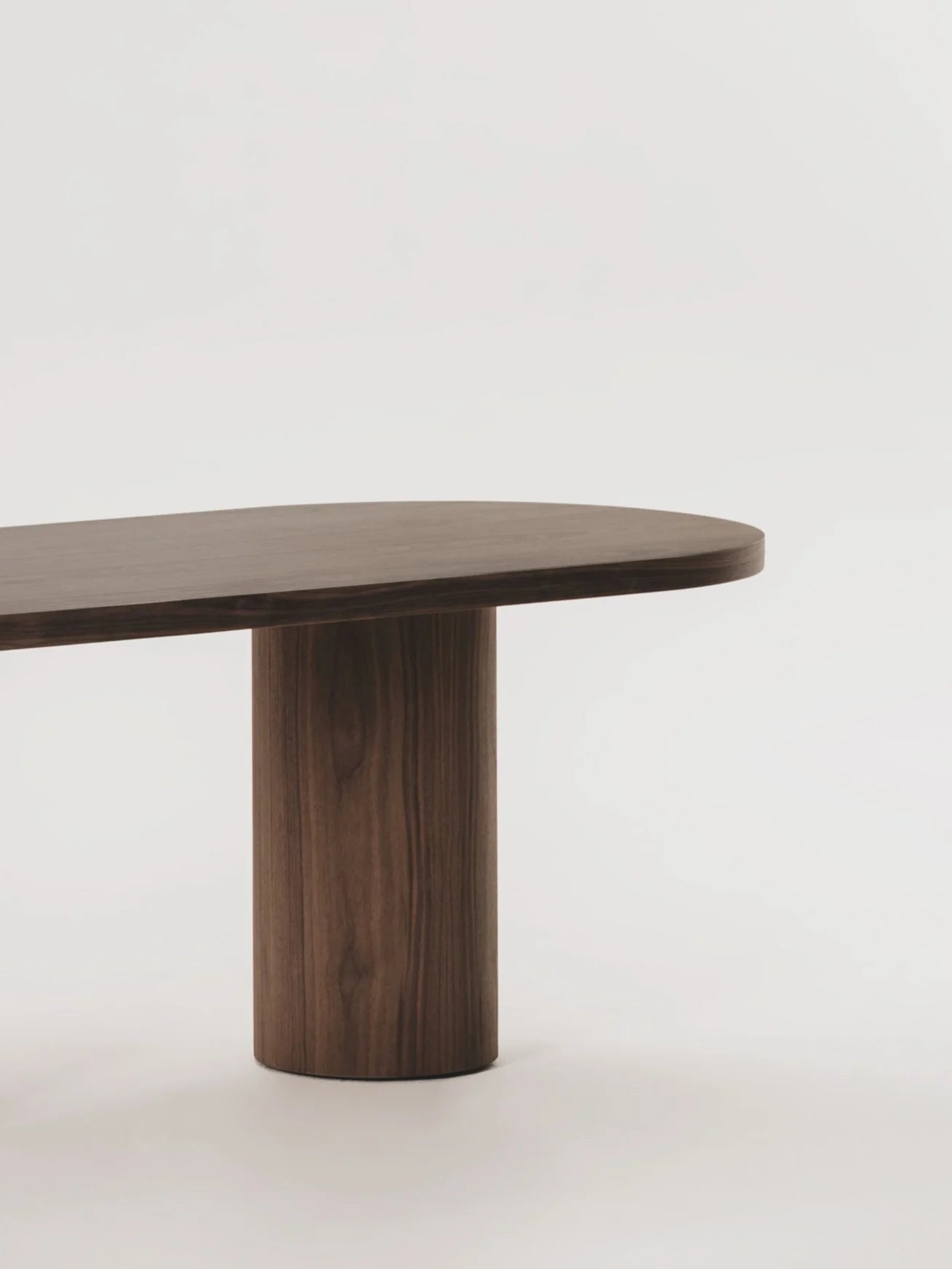 Table en bois massif et plateau ovale