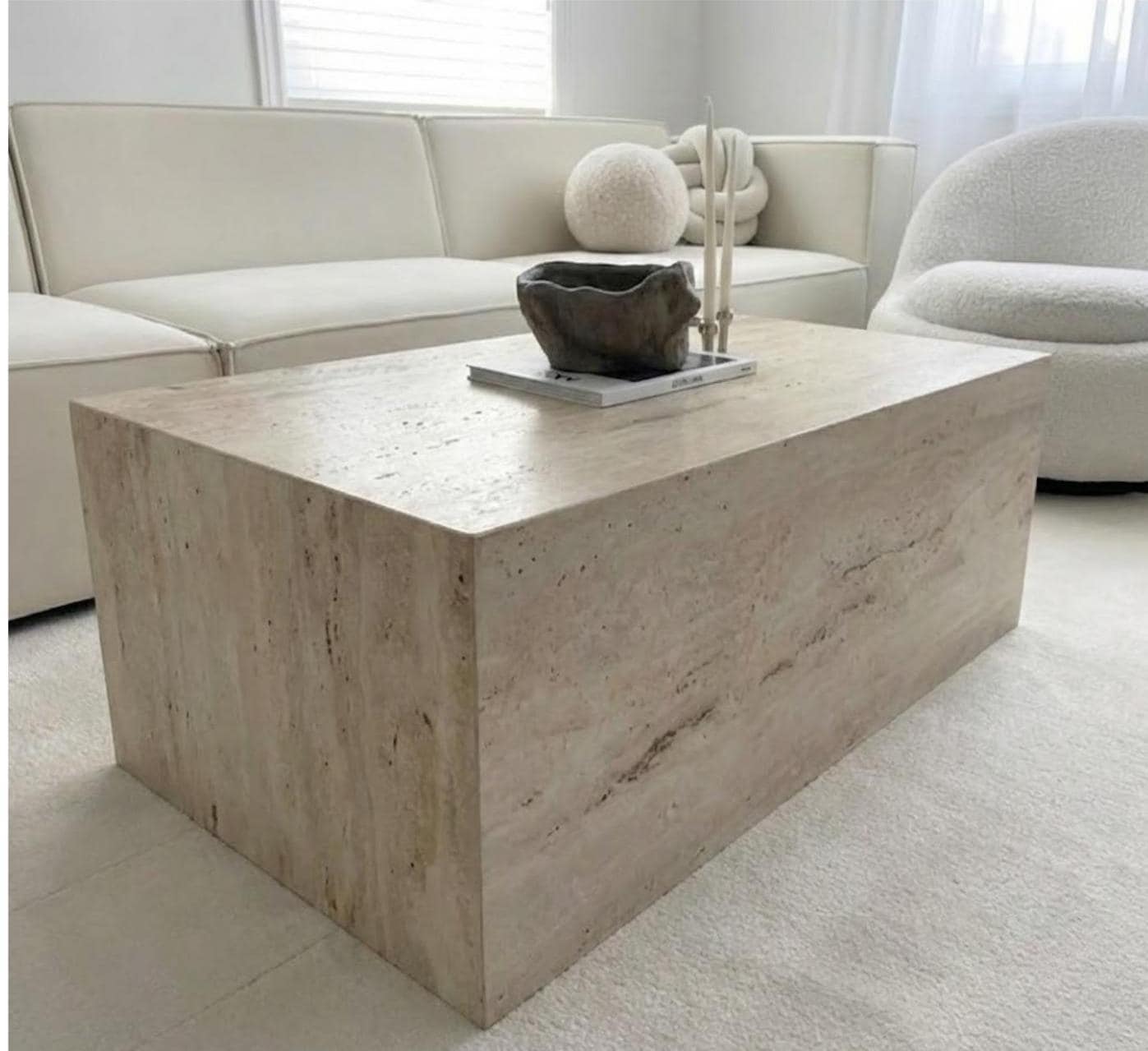 Table basse monobloc en travertin beige massif