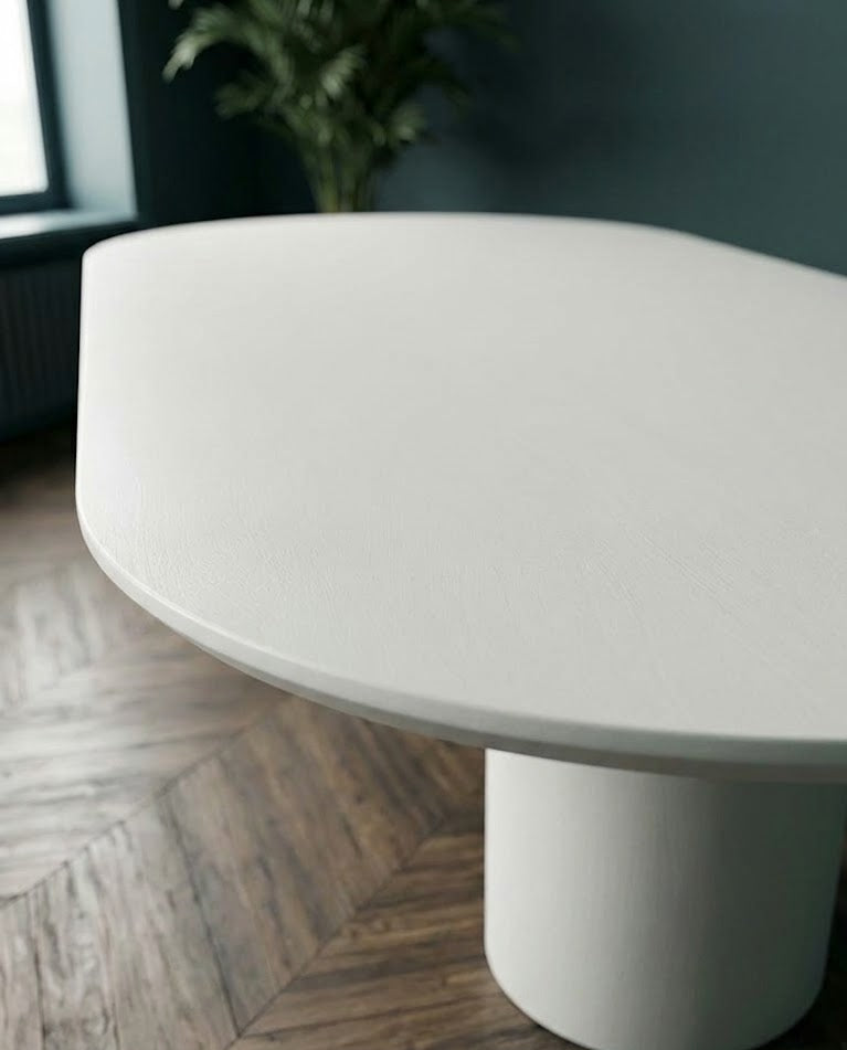 Table ovale en microciment ciré et pieds demi lune