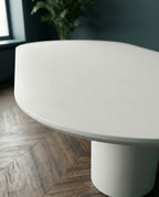 Table ovale en microciment ciré et pieds demi lune