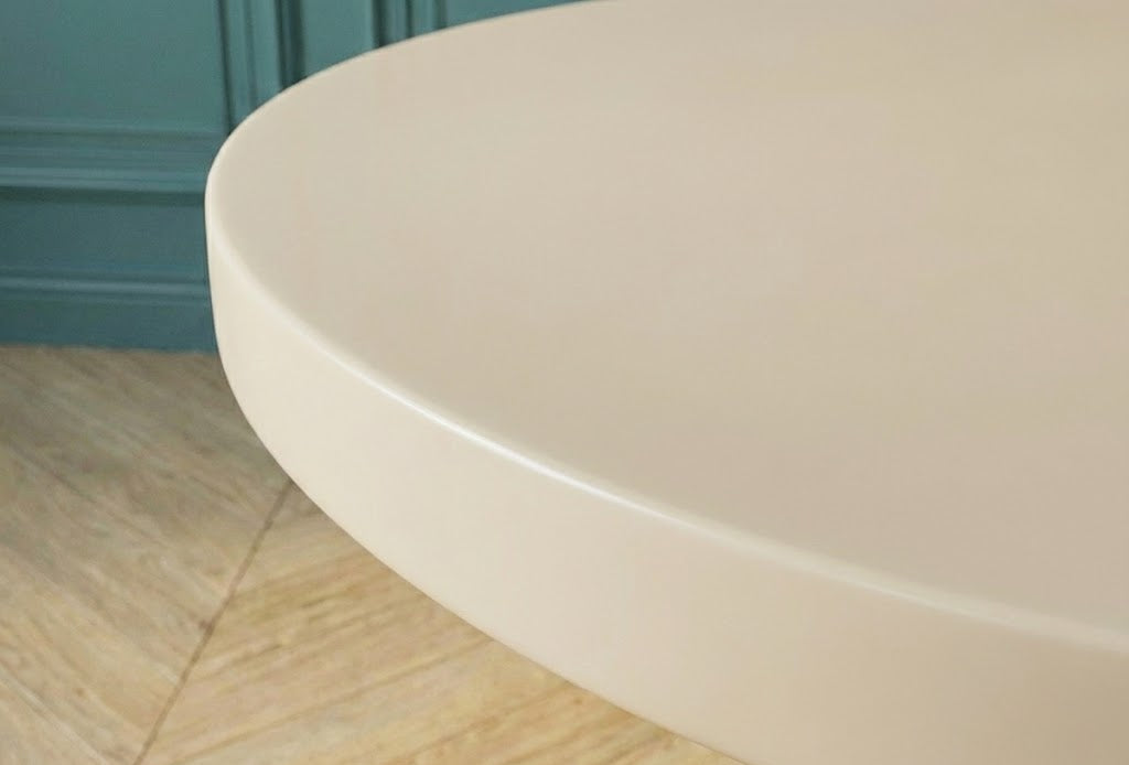 Table à manger en microciment ciré